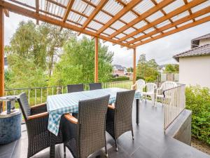 una mesa y sillas en un patio con pérgola en Spacious Villa near Center, en Medebach