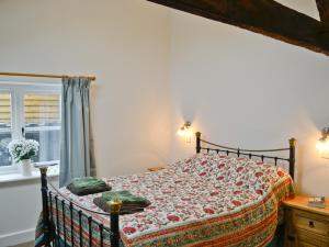 En eller flere senge i et værelse på The Grooms Cottage