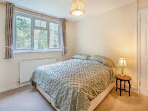 ein Schlafzimmer mit einem Bett und einem Fenster in der Unterkunft The Retreat Cottage in Machen + 15 Fotos