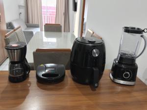 zwei Geräte sitzen auf einem Holztisch in der Unterkunft Solare Experience in Ananindeua