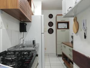 eine Küche mit Herd und Kühlschrank in der Unterkunft Solare Experience in Ananindeua