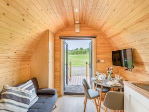 una habitación con sofá y mesa en una casa pequeña en Oak-Uk36258, en Llanfair Caereinion 6 fotos más