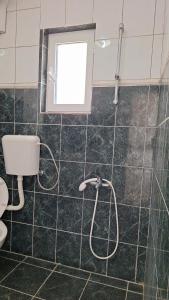 Un baño con inodoro y ventana. en Studio Jupi, en Pržno