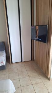 TV de pantalla plana en la esquina de una habitación en Studio Jupi, en Pržno