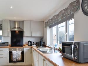 Kuchyň nebo kuchyňský kout v ubytování Hillside Cottage