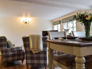 Posezení v ubytování Drapers Cottage