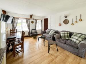 ein Wohnzimmer mit Sofa und Tisch in der Unterkunft Mill Cottage - Ukc3374 in West Down