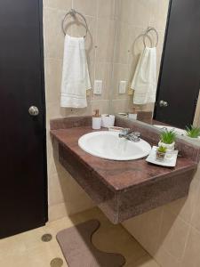 Bilik mandi di Cómoda Suite en Hotel Residencial CCP Tipuro