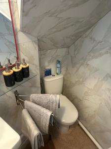 ein weißes Badezimmer mit Toilette und Waschbecken in der Unterkunft magnifique appartement cosy proches des puces in Saint-Ouen