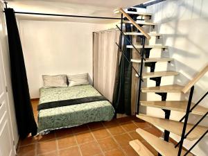 ein Zimmer mit einer Treppe und einem Bett darin in der Unterkunft magnifique appartement cosy proches des puces in Saint-Ouen