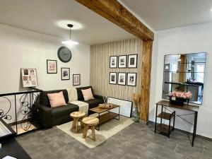 ein Wohnzimmer mit Sofa und Tisch in der Unterkunft magnifique appartement cosy proches des puces in Saint-Ouen