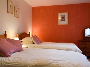 Dos camas una al lado de la otra en un dormitorio. en Copper View, en Coniston 5 fotos más