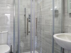 Un baño con ducha, inodoro y lavabo. en The Hideaway, en Sheringham