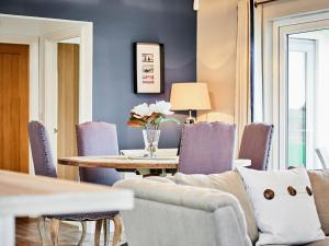 ein Wohnzimmer mit Sofa und Tisch in der Unterkunft Carmel in Beadnell