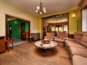 una sala de estar con un sofá y una mesa en Villa with Spa, Luxembourg, en Érezée 31 fotos más
