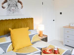 Wellwood Cottage في موربيث: سرير عليه صينية طعام