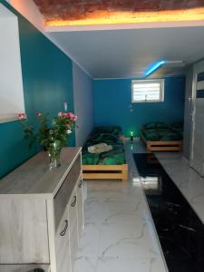 una stanza con pareti blu e un tavolo con un vaso di fiori di Apartament Rodzinny Sandomierz a Sandomierz