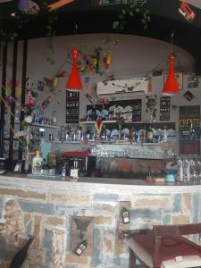 een model van een bar met rode lichten erboven bij Stone dream in Polje +14 foto's