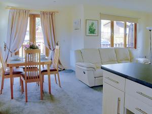 una sala de estar con un sofá y una mesa en The Gatehouse, en Sewerby