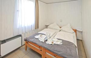 a bedroom with a bed with white towels on it at Fh Grün in Warenthin