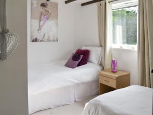 1 dormitorio con 2 camas y una foto de una novia en Walnut, en Thornbury