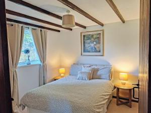 un dormitorio con una cama y una ventana en Walnut, en Thornbury