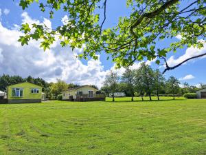 un gran campo de césped con casas en el fondo en Walnut, en Thornbury