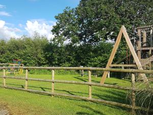 una valla de madera en un campo con parque infantil en Walnut, en Thornbury 11 fotos más