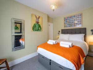 Voodi või voodid majutusasutuse Pass the Keys Charming 2 Bed Townhouse Short Walk To The River toas