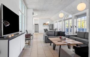 Pet Friendly Home In Ulfborg With Saunaにあるテレビまたはエンターテインメントセンター