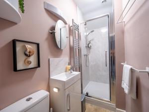 Vannituba majutusasutuses Pass the Keys Charming 2 Bed Townhouse Short Walk To The River +32 fotot