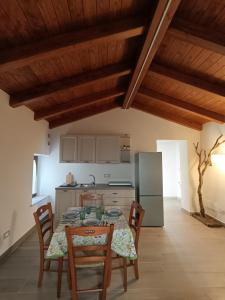 a kitchen and dining room with a table and chairs at La Casetta Rosa in San Venanzo