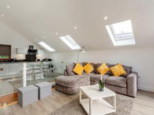 Khu vực ghế ngồi tại Waterside Lodge Five -Uk38263