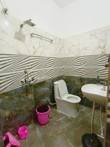 a bathroom with a toilet and a sink at Pushpa Homestay in Varanasi