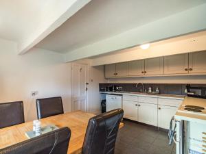 een keuken met een tafel en stoelen in een kamer bij Arthur Bear - Uk37992 in Greenhow Hill +15 foto's