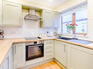 Kuchyň nebo kuchyňský kout v ubytování Hayloft- Uk31532
