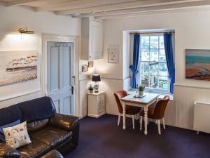 una sala de estar con un sofá y una mesa en Jellicoe - Uk46102, en Ilfracombe