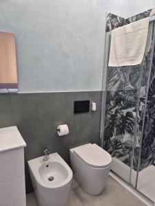 SweetHome Elegance في ميلانو: حمام مع مرحاض ودش