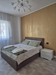 Una cama o camas en una habitación de SweetHome OANA
