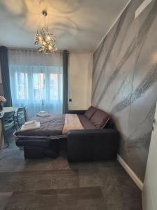 Una cama o camas en una habitación de SweetHome OANA 3 fotos más