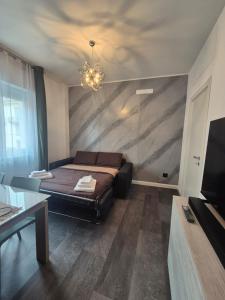 Una televisión o centro de entretenimiento en SweetHome OANA