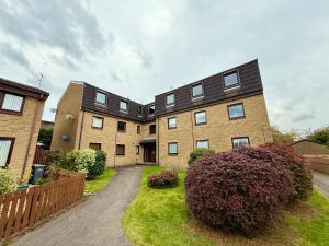 a large brick building with a driveway at Cosy apartment near Edinburgh city centre in Edinburgh
