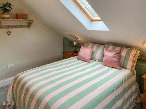 SaltonにあるLockwood Barnのベッドルーム1室(ピンクと緑のストライプのベッド1台付) +12枚の写真