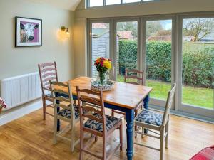 SaltonにあるLockwood Barnの木製のテーブルと椅子のあるダイニングルーム