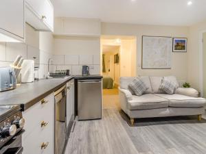 Η κουζίνα ή μικρή κουζίνα στο Brewers Cottage-Uk45454 +9 φωτογραφίες