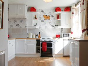 Kuchyň nebo kuchyňský kout v ubytování Dairy Cottage + 13 fotografií