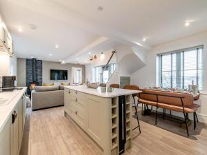 eine offene Küche und ein Wohnzimmer mit einem Sofa in der Unterkunft Forge Cottage in Liverton