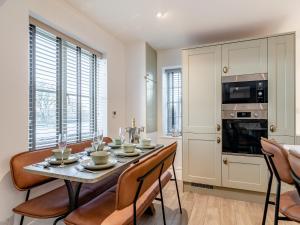 eine Küche und ein Esszimmer mit Tisch und Stühlen in der Unterkunft Forge Cottage in Liverton + 24 Fotos