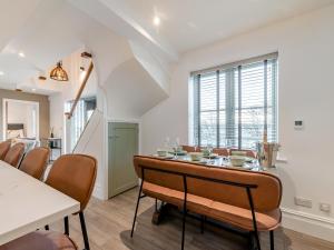 ein Esszimmer mit Tisch und Stühlen in der Unterkunft Forge Cottage in Liverton