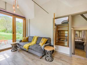 Ruang duduk di The Cottage High Wykehurst End